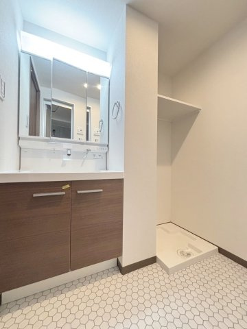 「防音マンション」フィシオ飯田橋の独立洗面台|朝の支度にも助かる、独立の洗髪洗面化粧台