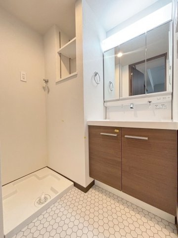 「防音マンション」フィシオ飯田橋の独立洗面台|朝の支度にも助かる、独立の洗髪洗面化粧台