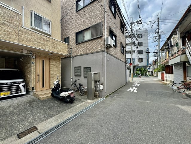 寝屋川市萱島東3丁目　中古戸建の前面道路含む現地写真