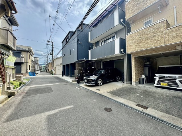 寝屋川市萱島東3丁目　中古戸建の前面道路含む現地写真