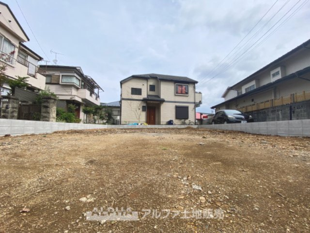 日野市新町2期新築戸建の外観|【House of the Sun】
◆明るい家◆太陽の温かな光がお家全体を照らす。そこには目を輝かせ笑顔で見つめてくれる君がいて、「ただいま」の言葉がこだまする。そんな君の瞳に恋している。