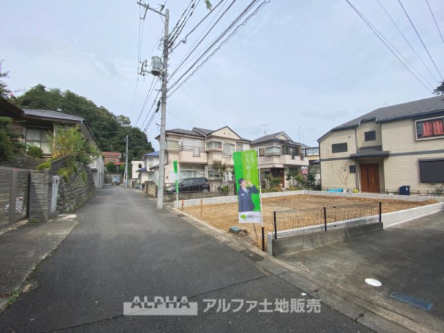 日野市新町2期新築戸建の前面道路含む現地写真|【Parking for 2 cars】
◆駐車場2台分◆「車が増えそう」「家族の自転車が多い」「バイクも停めたい」など、広い駐車スペースがみんなの欲しいを全て解消してくれます。