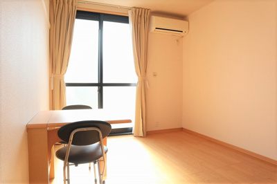 【居間・リビング】 | 熊野前 | 1階はフローリング、2階以上はカーペットタイプとなります。
