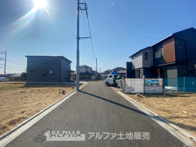 日野市西平山5丁目新築12棟現場の前面道路含む現地写真|【House of the Sun】
◆明るい家◆太陽の温かな光がお家全体を照らす。そこには目を輝かせ笑顔で見つめてくれる君がいて、「ただいま」の言葉がこだまする。そんな君の瞳に恋している。