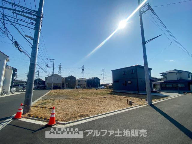 日野市西平山5丁目新築12棟現場の外観|【Parking for 2 cars】*車種による
◆駐車場2台分◆「車が増えそう」「家族の自転車が多い」「バイクも停めたい」など、広い駐車スペースがみんなの欲しいを全て解消してくれます。