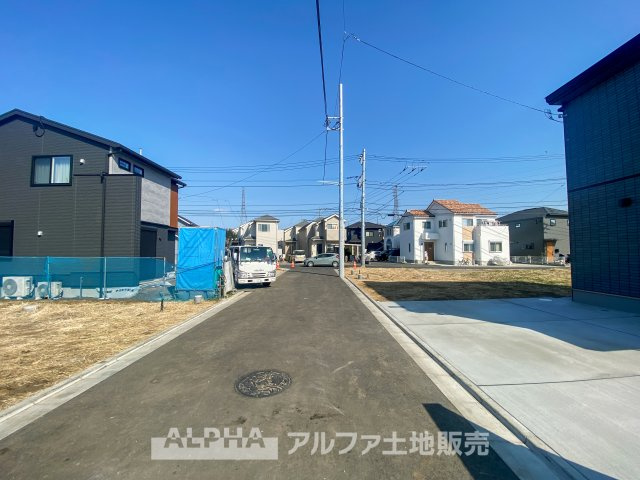 日野市西平山5丁目新築12棟現場の前面道路含む現地写真|【outward appearance】
◆外観◆外壁のサイディングは軽量化で高い耐震性を発揮、加えて外壁に付着した汚れを雨でクリーニング。防汚でお手入れいらずで大変重宝します。