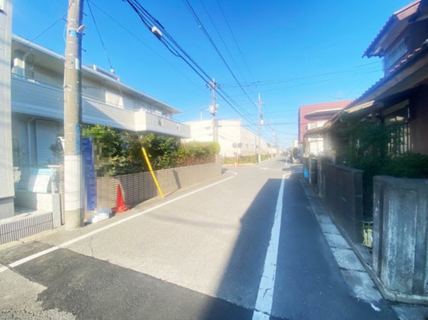 祝：成約済み　八王子市　散田町　新築戸建ての前面道路含む現地写真|前面道路は幅員６m以上。駐車もスムーズにできそうです。～八王子ひなた不動産～～仲介手数料無料☆八王子ひなた不動産～八王子市散田町　新築戸建て