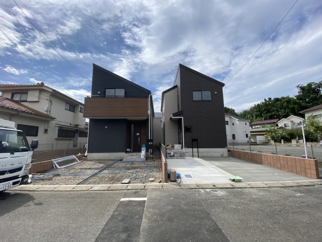 日野市東豊田1丁目新築戸建3棟の外観|【House of the Sun】
◆明るい家◆太陽の温かな光がお家全体を照らす。そこには目を輝かせ笑顔で見つめてくれる君がいて、「ただいま」の言葉がこだまする。そんな君の瞳に恋している。