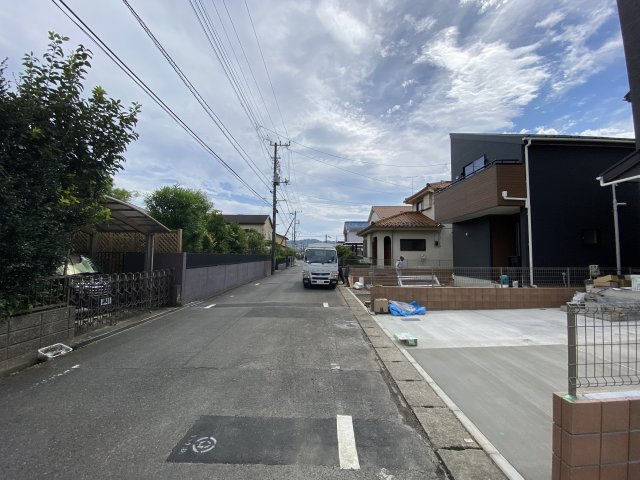 日野市東豊田1丁目新築戸建3棟の前面道路含む現地写真|【wooden two-story building】
◆木造二階建◆住宅性能評価7分野で最良等級取得の安心安全設計。