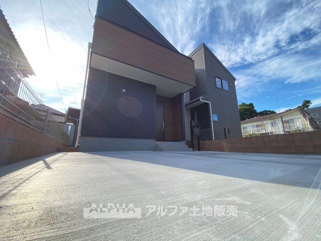 日野市東豊田1丁目新築戸建3棟の駐車場|【car　space】
◆駐車場◆大型車を2台停めても余裕のある駐車スペース。自転車やベビーカーも楽々通る広さが嬉しいですね。