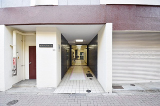 【エントランス】 | お客様を、そして住人を出迎えてくれるマンションのエントランス。ゴミが落ちていないことからも、管理状態の良さや住民の節度の高さが見て取れます。～即日のご見学可能～　お問合せはお気軽にどうぞ。