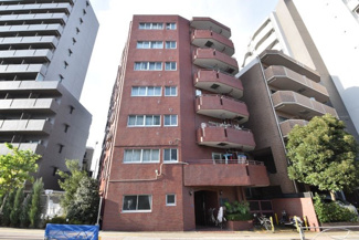 【外観】 | 青空によく映える建物です。手入れの行き届いた外壁やマンション正面エントランスなど、綺麗な姿をぜひ一度、現地にてご覧ください。～即日のご見学可能～　お問合せはお気軽にどうぞ。