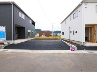 【駐車場】 | 並列3台駐車可能な駐車場