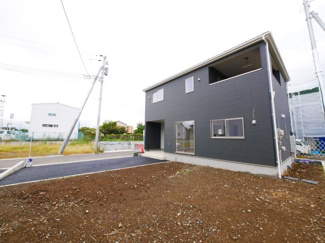 【外観】 | 落ち着いた雰囲気のデザインが魅力的な新築住宅　家族で過ごせるゆったりした庭空間。