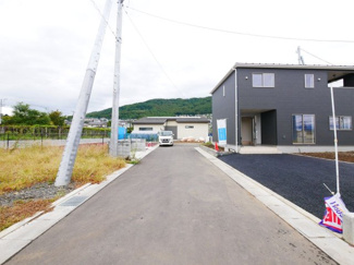 【前面道路含む現地写真】 | 前面道路幅は5ｍ　新設された綺麗な道路です。