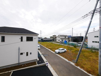 【展望】 | 2階インナーバルコニーからの眺望　周辺には新築住宅が建ち並ぶ新しい街です。