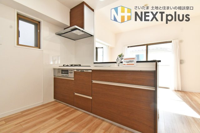 ライオンズマンション武里のキッチン|キッチンにも小窓がついている為、手元を照らしてくれます！2人並んでも動きやすいゆったりキッチンスペース☆対面キッチンで、リビングにいるご家族・ご友人との会話を楽しみながらお料理できます♪