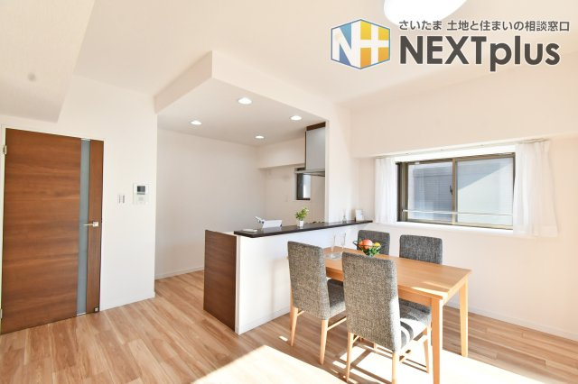 ライオンズマンション武里の居間・リビング|LDK11帖：リビングは窓が多く部屋の隅々まで陽が射し込みます！二面採光ですので、南のバルコニーを東の小窓を開け換気する事で、快適なお部屋の空気を維持する事ができます（●＾o＾●）