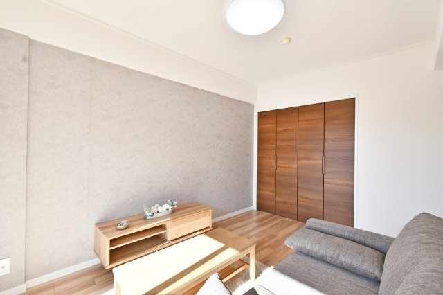 ライオンズマンション武里の洋室|洋室6帖：南向きの洋室です。横長のクローゼットがござますので、洋服も沢山収納することができます(^^)/クロスもアクセントになっているお洒落な洋室でございます。LDKとつなげると17帖です☆彡