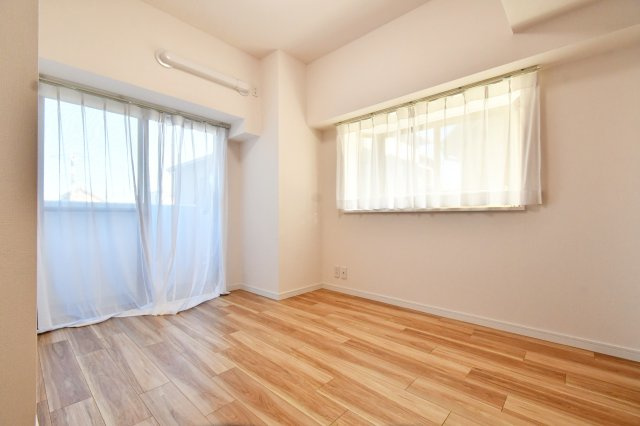 ライオンズマンション武里の洋室|洋室6帖：北と東の二面採光ですので、明るい洋室です。クローゼット付きの洋室です♪北側のバルコニーに出ることができます(^^)/【即日OK】内見希望・資金計画のご相談、ご気軽にご連絡下さい！