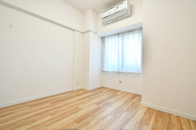 ライオンズマンション武里の洋室|洋室5帖：北向きのお部屋です。窓の先は玄関ポーチになっているので、他の住人が通ることもございません。リモート部屋や趣味部屋におすすめです(^^)/【即日OK】内見希望・資金計画など、ご相談下さい！