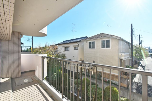 ライオンズマンション武里のバルコニー|『物件を今日見てみたい』といった当日のご案内、同条件などの物件、他社様掲載物件もご紹介可能！一日でまとめて内覧したい方、ぜひ当社までお問い合わせ下さい☆彡スタッフ一同皆様のご連絡お待ちしております！