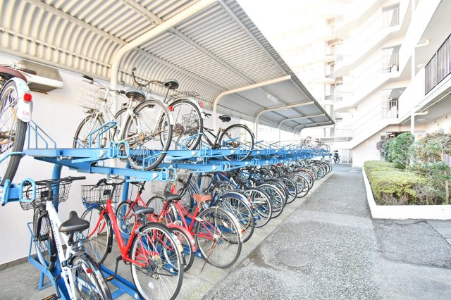 ライオンズマンション武里の駐輪場|難しいイメージの住宅ローンは経験スタッフが丁寧にお手伝いしますのでご安心下さい♪「家を買って終わり」ではなく、「買ってからがスタート」と考え、一人ひとりにあった資金計画やプランをご提案致します！