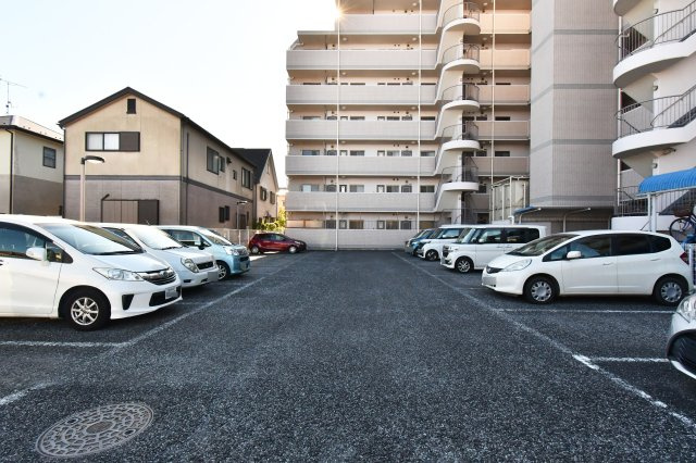 ライオンズマンション武里の駐車場|当社はポータルサイト掲載物件、他社様掲載物件なども含めて複数物件をまとめてご案内可能です！気になる物件はご気軽にお申し付けください。※駐車場の空き状況につきましては都度当社までお問合せ下さい。