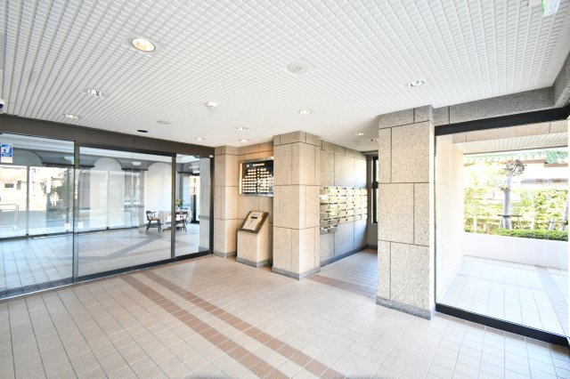 ライオンズマンション武里のエントランス|私共は、強引なセールスは致しません。『今買えるから大丈夫』ではなく、『買った後の本当の幸せは何か』を考えた上でのご提案を徹底しております。どうぞお気軽にご連絡下さいませ。