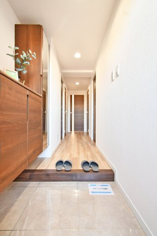 ライオンズマンション武里の玄関|シューズボックスはトールサイズと上下セパレートの両方がありますので、たくさん収納する事ができます！ブーツや長靴、ヒールなどもまとめて収納できるのが嬉しいポイントです(*'-'*)