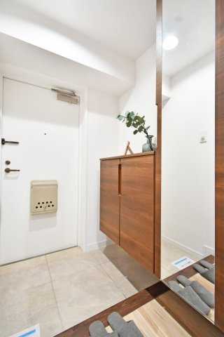 ライオンズマンション武里の玄関|全身姿見付きですので、お出かけ前に身だしなみチェックができます♪また間のスペースには鍵を置くスペースにする事で、外出前に鍵を探すなど慌ただしさが軽減されるのでおすすめです☆彡