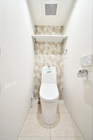 ライオンズマンション武里のトイレ|トイレ：奥行きにゆとりがあり、圧迫感の少ないトイレスペース。吊戸棚付きで、トイレットペーパーなどの備品補充も楽々行えます。掃除用具をしまうと清潔感も消す事ができ、イマドキなお部屋にできます☆彡