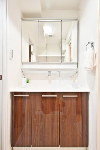 ライオンズマンション武里の洗面所|三面鏡付き洗面台は朝の寝癖直しも楽々♪鏡裏には歯ブラシセットやスキンケアも収納できて魅力的です！下の収納にもドライヤーや入浴グッツ、洗剤のストックなど…様々なものが収納できる便利な設備です☆彡