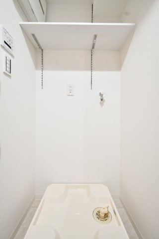 ライオンズマンション武里のランドリースペース|ランドリースペース：上には棚もついている為、タオルを置いたり洗剤や柔軟剤置き場に便利です。洗剤を床に置かなくて済むため、特に小さなお子様が居る家庭では『誤飲対策』、お掃除も楽々行えます(*^-^*)