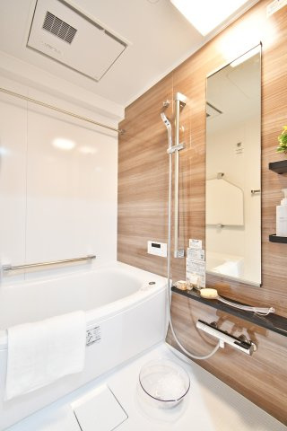 ライオンズマンション武里の浴室|清潔感のある明るい雰囲気の浴室です☆彡浴室乾燥機もついておりますので、日曜日の夜に出される体操着や給食着、雨の日のお洗濯も困りません！暖房機能もついているので、寒い日のお風呂も気持ち良くは入れますね♪