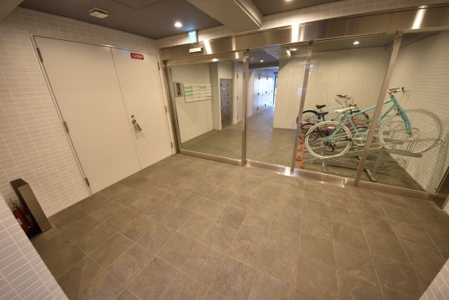 C.COLOR南新町のエントランス