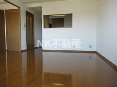 【居間・リビング】 | Grand Chariot(グランシャリオ）（東花園賃貸） | こちらの居間で趣味の時間をお楽しみください