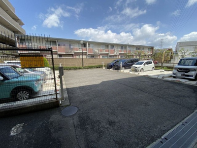 【駐車場】 | クラウンセゾン深井 | 敷地内の駐車場です。最新の空き状況はご確認ください♪