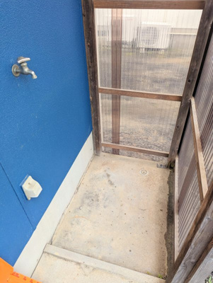 【設備】 | コーポリバーサイド | 玄関脇に屋外洗濯機置き場があります