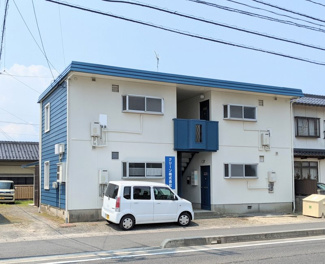 【外観】 | コーポリバーサイド | 通りから見るとこちらの建物が目に入ります。この左わきから奥に進んだ棟のほうになります