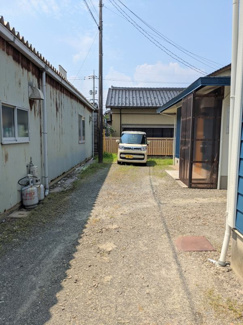 【その他】 | コーポリバーサイド | 通りから縦列で2台分は駐車可能です。軽車両であれば庭側にもう1台停めることも可能です。