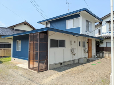 【外観】 | コーポリバーサイド | 奥側（西側）は2階建ての別世帯です。手前側の平屋部分が当部屋です。2世帯の長屋造りです。