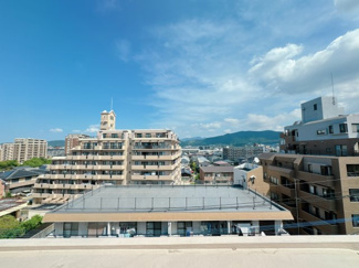 【展望】 | 会にあって落ち着きも感じるハイブリッド。バルコニーで気のすむまで物思いに。