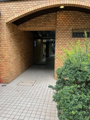 ニューライフ新宿参番館のエントランス