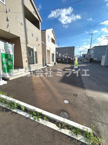 【新築戸建】札幌市北区新琴似九条14丁目2棟の前面道路含む現地写真|建物前面に駐車2台可