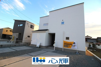 【外観】 | 明るい日差しが差し込む現地。車もゆったり駐めることができます。ぜひ現地をご覧ください。
