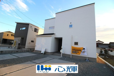 【外観】 | リーブルガーデン防府市仁井令第６（１号棟） | 明るい日差しが差し込む現地。車もゆったり駐めることができます。ぜひ現地をご覧ください。
