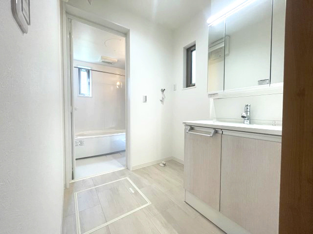 西区観音新町三丁目　№34849の洗面所|白を基調とした
明るい室内です。