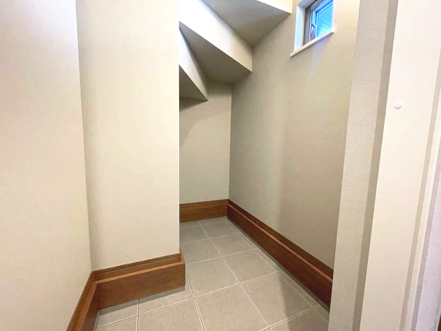 西区観音新町三丁目　№34849の収納|シューズインクローク
趣味の道具や、
ベビーカーなども収納できます。