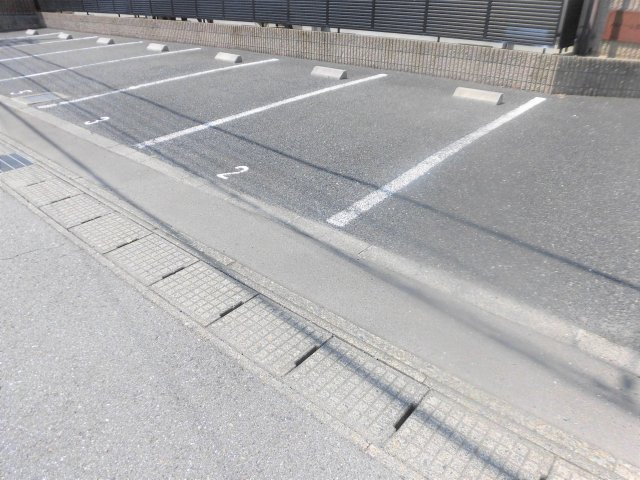メルベーユ芝原Aの駐車場